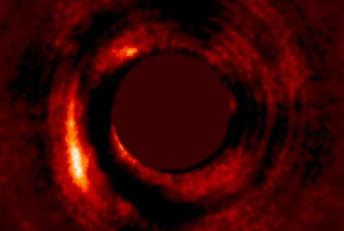 Obraz układu HD 169142 pokazujący sygnały formującej się planety HD 169142 b.