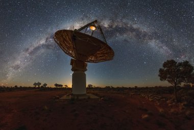 Radioteleskop CSIRO ASKAP na Wajarri Yamaji Country.