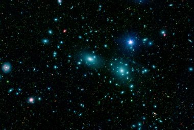 Na zdjęciu: galaktyki w gromadzie Coma, odległej o około 320 milionów lat świetlnych, złożenie obrazów w świetle widzialnym i w podczerwieni. Fot. NASA/JPL-Caltech/L. Jenkins (GSFC)