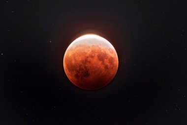 Na zdjęciu: Całkowite zaćmienie Księżyca widziane z Sydney w 2021 r.. Źródło i prawa autorskie: Peter Ward (Barden Ridge Observatory) 