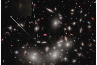 Rzutowany obraz galaktyki JD1, która znajduje się za jasną gromadą galaktyk Abell 2744.