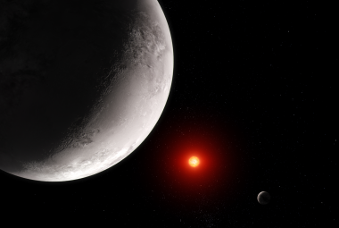 Na ilustracji wizja artystyczna egzoplanety TRAPPIST-1 c według aktualnego stanu wiedzy (nie jest to zdjęcie zrobione za pomocą Teleskopu Webba!). Jest to druga planeta w układzie planetarnym TRAPPIST-1 składającym się z 7 planet, która orbituje wokół gwiazdy-czerwonego karła z okresem 2,42 dni ziemskich w odległości 2,4 mln km. Obserwacje w podczerwieni 15μm za pomocą Teleskopu Webba wskazują, że albo to jest planeta czysto skalista, albo otoczona bardzo rzadką atmosferą CO2. Źródło: NASA, ESA, CSA