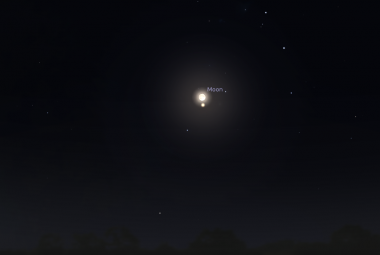 Kraków, tuż przed północą, 3 czerwca 2023. Zbliżenie Księżyca do gwiazdy Antares. Źródło: Stellarium