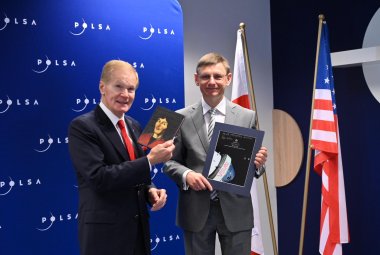 Szef NASA odwiedza Polskę - wymiana prezentów
