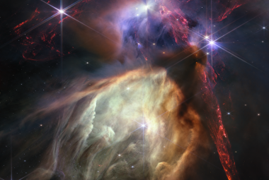 Na ilustracji: Zdjęcie pełne rodzących się gwiazd w Mgławicy Ro Ophiuchi z dramatyczną kolorystyką i szczegółowością nigdy jeszcze nie oglądaną, które zostało opublikowane w dniu 12 lipca 2023 roku z okazji pierwszej rocznicy rozpoczęcia obserwacji naukowych Teleskopem Webba. Mgławica Ro Ophiuchi jest najbliższym Ziemi obszarem gwiazdotwórczym. Źródło: NASA, ESA, CSA, STScI, Klaus Pontoppidan (STScI)