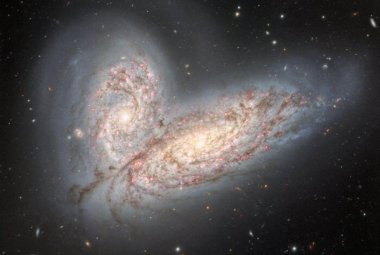 Para oddziałujących ze sobą galaktyk spiralnych – NGC 4568 (na dole) i NGC 4567 (na górze) – które zaczynają się zderzać i łączyć.