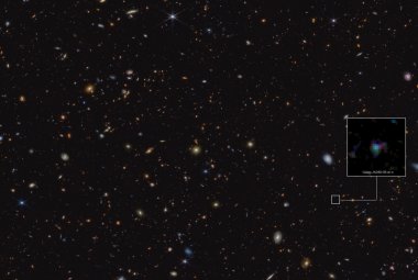 Na ilustracji: Widok galaktyki JADES-GS-z6 w głębokim polu GOODS-South obserwowanym przez Teleskop Webba w ramach programu JADES (skrót od: JWST Advanced Deep Extragalactic Survey). Astronomowie po raz pierwszy odkryli chemiczne sygnatury ziaren pyłu bogatych w węgiel w obszarze Wszechświata o przesunięciu ku czerwieni ~7, czyli około miliarda lat po Wielkim Wszechświata. Jest to obserwacja najwcześniejszych populacji gwiazdowych oraz produkcji pyłu kosmicznego we Wszechświecie. Źródło: ESA/Webb, NASA, ESA,