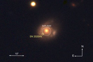 Optyczny obraz galaktyki, w której wystąpiło nowe zdarzenie 2MASX J02301709+2836050.