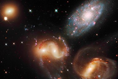 Pobliska grupa galaktyk znana jako „Kwintet Stephana”.