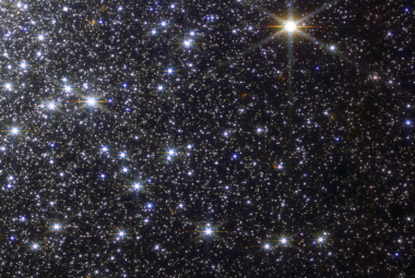 Szczegóły gromady kulistej M92 uchwycone w Teleskopie Webba przez kamerę NIRCam (bliska podczerwień). Jest to dolna-lewa ćwiartka z prawej połowy pełnego ujęcia M92. Gromady kuliste są strukturą gęsto upakowanych gwiazd, które powstały mniej więcej w tym samym czasie. W M92 około 300 tysięcy gwiazd jest ścieśnione w kuli o średnicy około 100 l.św. Nocne niebo na planecie w centrum M92 w porównaniu do ziemskiego jest „upstrzone” tysiące razy większą liczbą gwiazd. Źródło: NASA, ESA, CSA, A. Pagan (STScI)