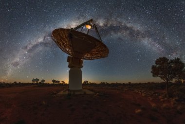 Astronomowie Monash odkryli fale radiowe z najbardziej masywnych galaktyk za pomocą australijskiego satelity Square Kilometre Array Pathfinder (ASKAP).