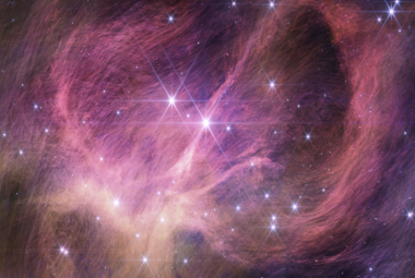 Na ilustracji: Centralna część otwartej gromady gwiazdowej IC 348 sfotografowana w bliskiej podczerwieni przez kamerę NIRCam w Teleskopie Webba. Całe zdjęcie jest wypełnione materią międzygwiazdową, odbijającą światło od gwiazd z gromady IC 348. Jest to tzw. mgławica refleksyjna. Ta materia zawiera również związki chemiczne składające się z węgla, tzw. wielopierścieniowe węglowodory aromatyczne PAH.  Źródło: NASA, ESA, CSA, STScI,Kevin Luhman (Pennsylvania State University), Catarina Alves de Oliveira (ESA)
