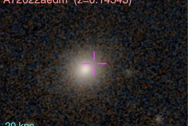 Galaktyka macierzysta LEDA 1245338 (SDSS J111927.73+030632.7), w której zaobserwowano zjawisko przejściowe AT2022aedm. Pozycja AT2022aedm w tej galaktyce jest wskazana krzyżykiem. Warto zauważyć, iż galaktyka macierzysta ma kształt eliptyczny i jest „nudna” - bez ramion spiralnych lub obłoków gazowych. AT2022aedm znajduje się poza centrum tej galaktyki macierzystej. Oprac na podstawie rys.5 M. Nicholl et al 2023 ApJL 954 L28