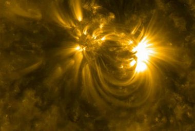 Obszar plam słonecznych emitujących rozbłysk na powierzchni Słońca. (NASA/GSFC/SDO)