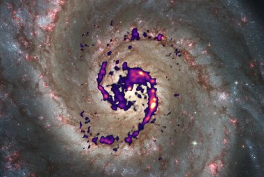 Ilustracja przedstawiająca rozkład promieniowania cząsteczki diazenylu w galaktyce Wir w porównaniu z obrazem optycznym.