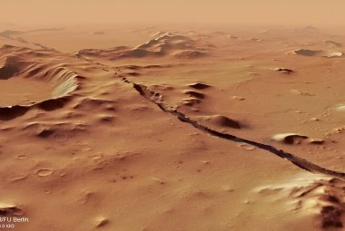 Spękania krajobrazu Cerberus Fossae na rozległej równinie Elysium Planitia na Marsie przecinają wzgórza i kratery, co wskazuje na ich stosunkowo młody wiek. Nowe badanie obejmujące najbardziej szczegółową trójwymiarową mapę cech wulkanicznych w tym obszarze ukazują Marsa o znacznie bardziej burzliwej przeszłości geologicznej niż dotychczas sądzono. (ESA/DLR/FU Berlin)