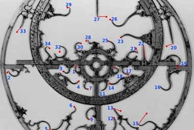 Rete astrolabium z 34 wskazaniami i gwiazdami odniesienia ustawionymi najbliżej względem niego. (Emmanuel Davoust)