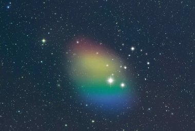 Wizja artystyczna wodoru w stanie gazowym zaobserwowanego w galaktyce J0613+52. Kolory pokazują na prawdopodobny kierunek rotacji gazu względem obserwatora (czerwony = oddalanie się, niebieski=zbliżanie się). Gwiazdy na tej ilustracji są gwiazdami tła naszej Galaktyki z przeglądu nieba Palomar Sky Survey II. Źródło: STScI POSS-11, NSF/GBO/P. Vosteen