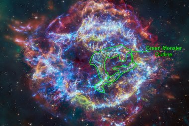 Obraz mgławicy Kasjopeja A w zakresie rentgenowskim, optycznym i podczerwieni - z zaznaczoną strukturą Zielonego Potwor (j.ang. „Green Monster”). Promieniowanie rentgenowskie, zaobserwowane przez satelitę Chandra, ma tutaj kolor niebieski. Dane w podczerwieni z Teleskopu Webba oznaczono kolorami czerwonym, zielonym i niebieskim. Zaś obraz z Teleskopu Hubble’a pokazuje mnogość gwiazd wypełniających pole widzenia. Źródło: X-ray: NASA/CXC/SAO; Image Processing: NASA/CXC/SAO/J. Schmidt and J. Major