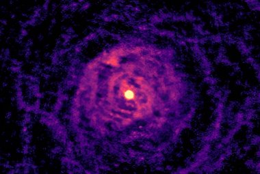 Teleskop ALMA pokazuje, jak gaz wokół umierającej gwiazdy w W Aquilae został ukształtowany w wyniku interakcji z podobną do Słońca gwiazdą towarzyszącą.