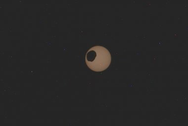 Marsjański tranzyt Fobosa przed tarczą słoneczną 8 lutego 2024 r.