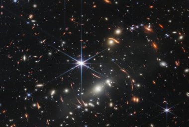Widok Wszechświata w podczerwieni zarejestrowany przez JWST.