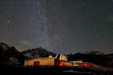 Nocne niebo nad Obserwatorium Astronomicznym Aosta Valley w Saint-Barthelemy we Włoszech