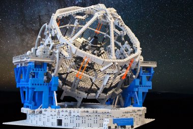 Model teleskopu E-ELT w skali 1:150 zbudowany z klocków LEGO