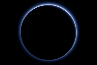 Niebieska atmosfera na Plutonie. Obraz powstał po obróbce fotografii przesłanych przez sondę New Horizons
