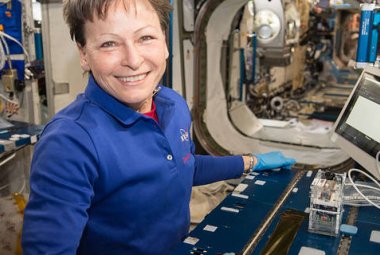 Peggy Whitson jest członkiem zespołu International Space Station’s Microgravity Science Glovebox (MSG). Międzynarodowa Stacja Kosmiczna (ISS) jest w jego ramach wykorzystywana jako izolowane laboratorium do prowadzenia badań środowiskowych. Whitson wykorzystała MSG do zidentyfikowania sekwencji kodu DNA nieznanej próbki drobnoustrojów pobranych z pokładu stacji. Źródło: NASA