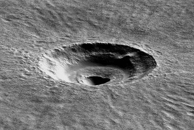 Krater tarasowy w rejonie Arcadia Planitia