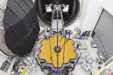 Inżynierowie z Kosmicznym Teleskopem Jamesa Webba – wkrótce po tym, jak opuścił on Komorę A w Johnson Space Center NASA w Houston, 1 grudnia 2017 roku. Źródło: NASA/Chris Gunn