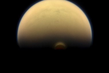 Lodowe chmury na południowym biegunie Tytana