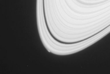 Pierścienie Saturna z zaburzeniem przy brzegu pierścienia A