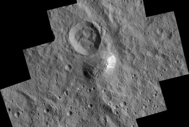 Góra Ahuna Mons na planecie karłowatej Ceres