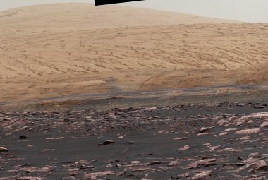 Widok na okolice, w której na początku 2017 roku przebywał marsjański łazik Curiosity. Źródło: NASA/JPL-Caltech/MSSS.