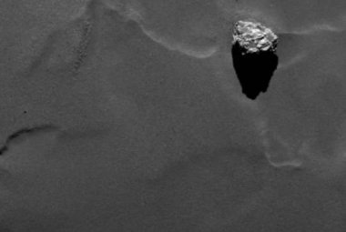 Skała o nazwie Cheops na komecie Czuriumowa-Gierasimienko