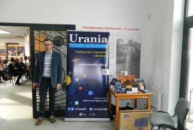Mini stoisko Uranii oraz dr Krzysztof Czart - redaktor czasopisma i portalu