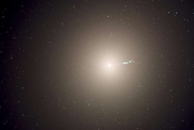 Zdjęcie galaktyki M87 odległej od nas o 50 milionów lat. Źródło: Kosmiczny Teleskop Hubble'a