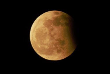 Księżyc podczas częściowego zaćmienia, które miało miejsce  w 2017 roku. Fot. Adam Tużnik