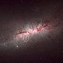 Obraz galaktyki spiralnej NGC 4424 z zaznaczoną gromadą Nikhuli.