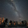 Meteor z roju Perseidów nad teleskopami VLT w Chile